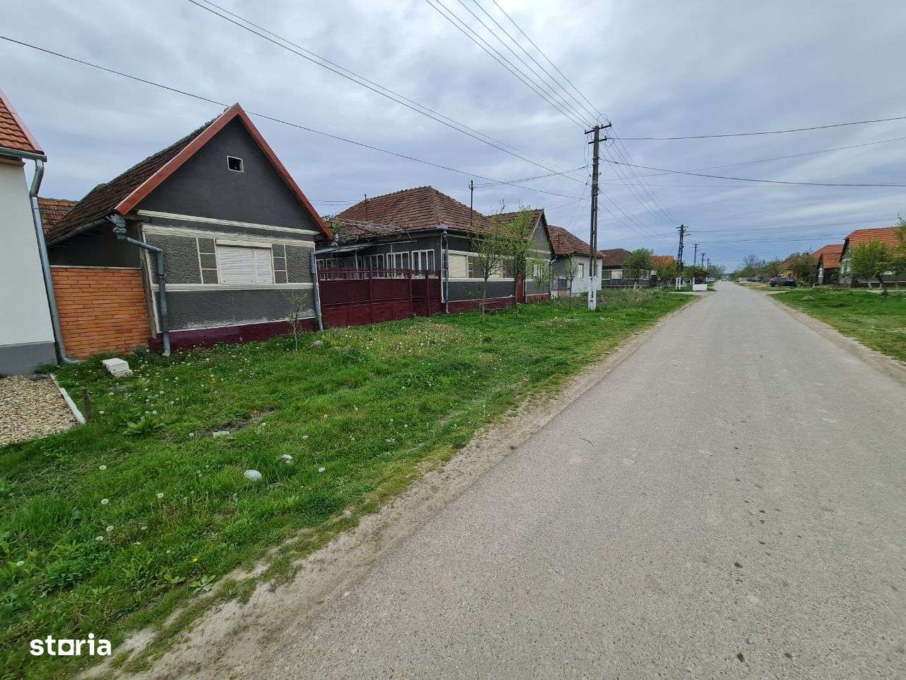 Vand Casa in Loc. Manerau Jud.Arad zona centrala, la 64 km Arad-2