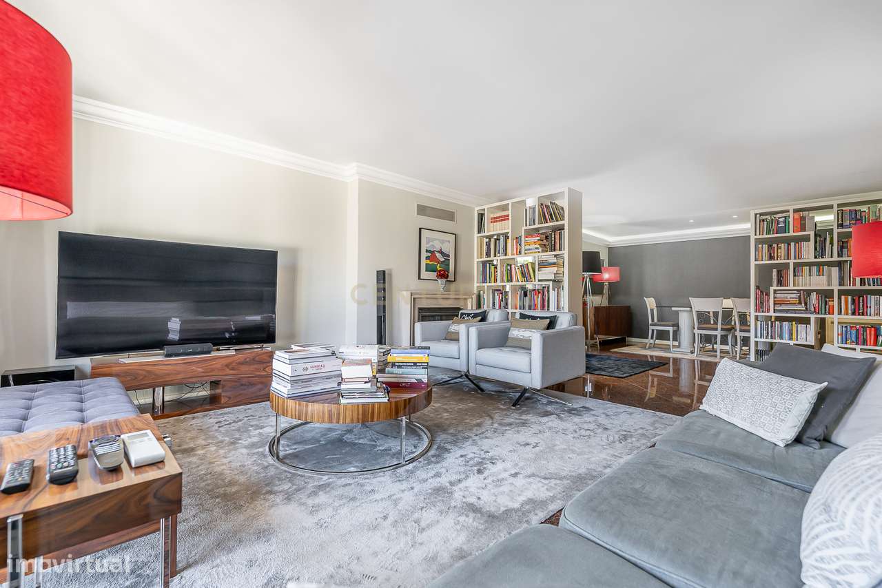 Moradia de Luxo T4 com Piscina e Jardim em Alvalade-21