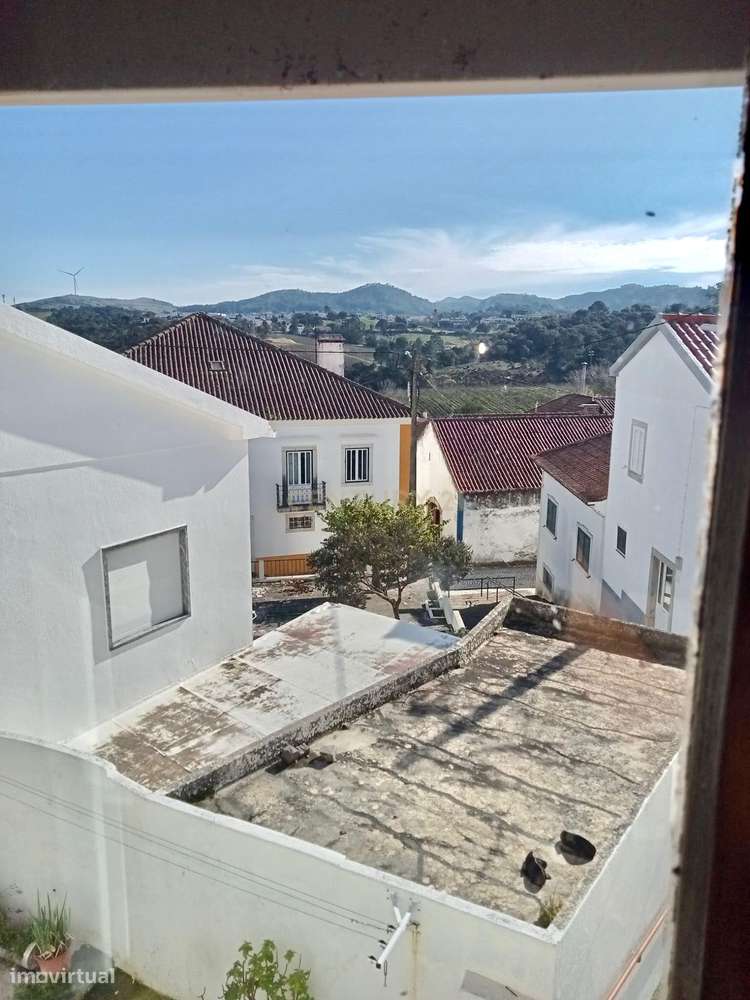 Centro do Gradil - Moradia T2 para remodelar-10