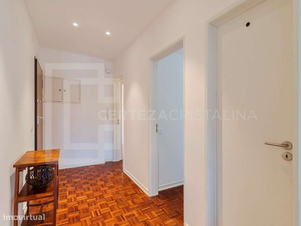 T3 na Praça da Carreira - São João do Estoril
2.º andar com elevador - Grande imagem: 5/25