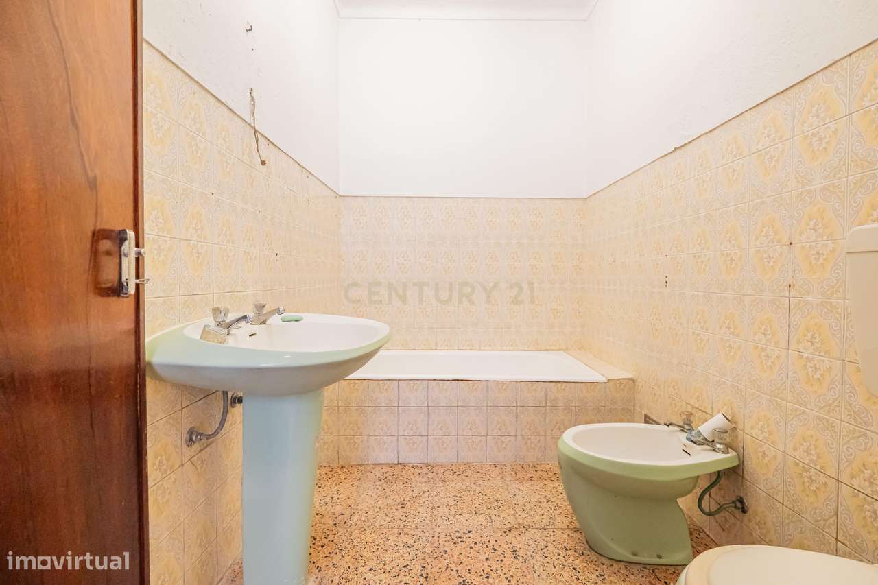 Moradia T3 com Quintal Amplo, Garagem e Anexo – Zona Tranquila da Moit-14