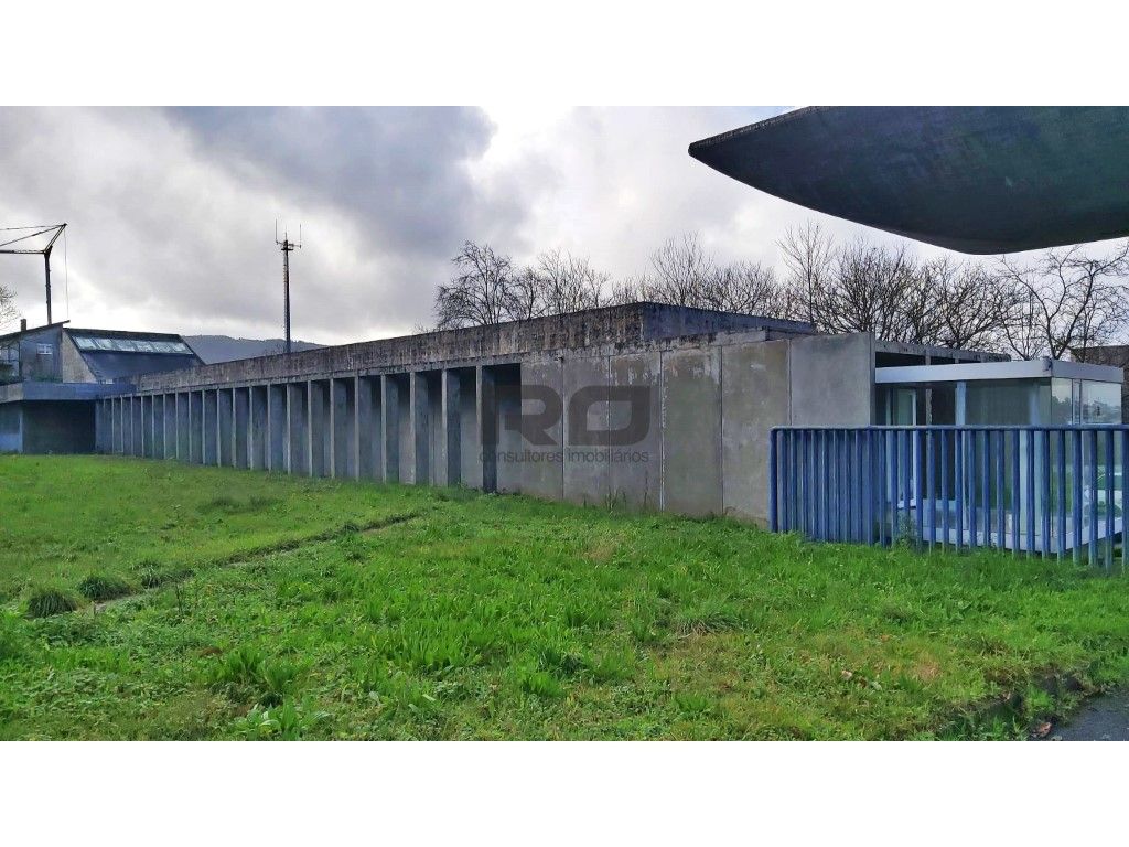 Terreno industrial c/ armazém em Guimarães