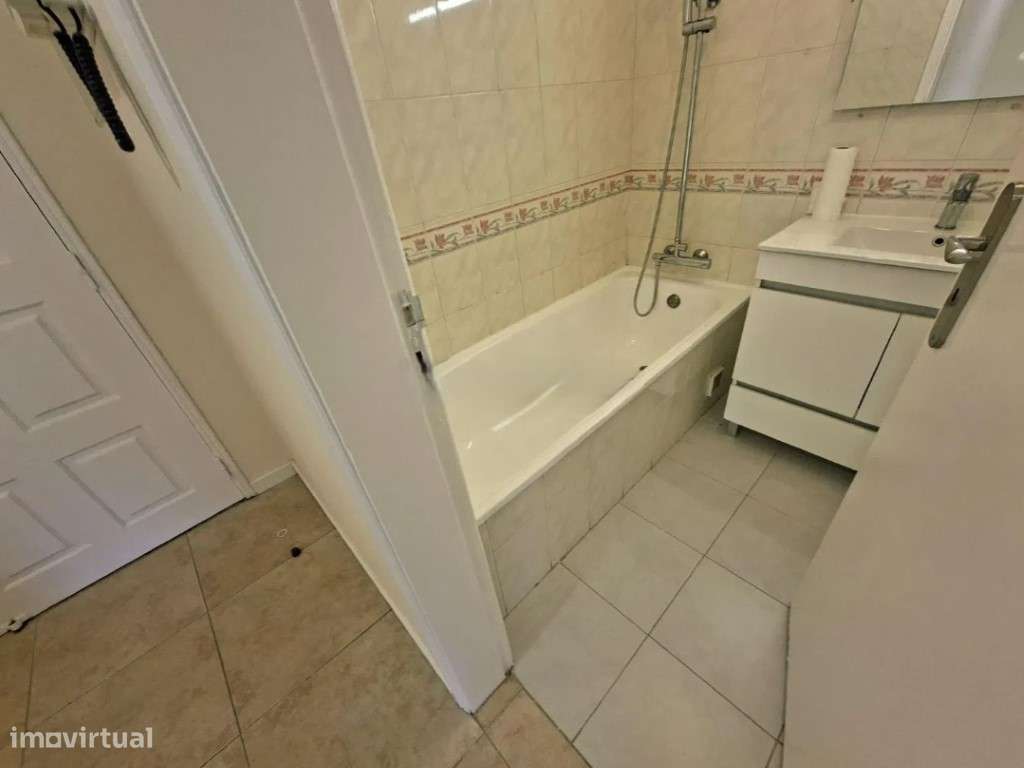Apartamento T2 Remodelado na Tapada das Mercês-13