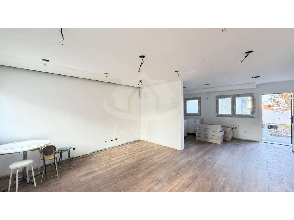 Moradia V4 com terraço, jardim e anexo, com remodelação total no Ba... - Grande imagem: 5/24