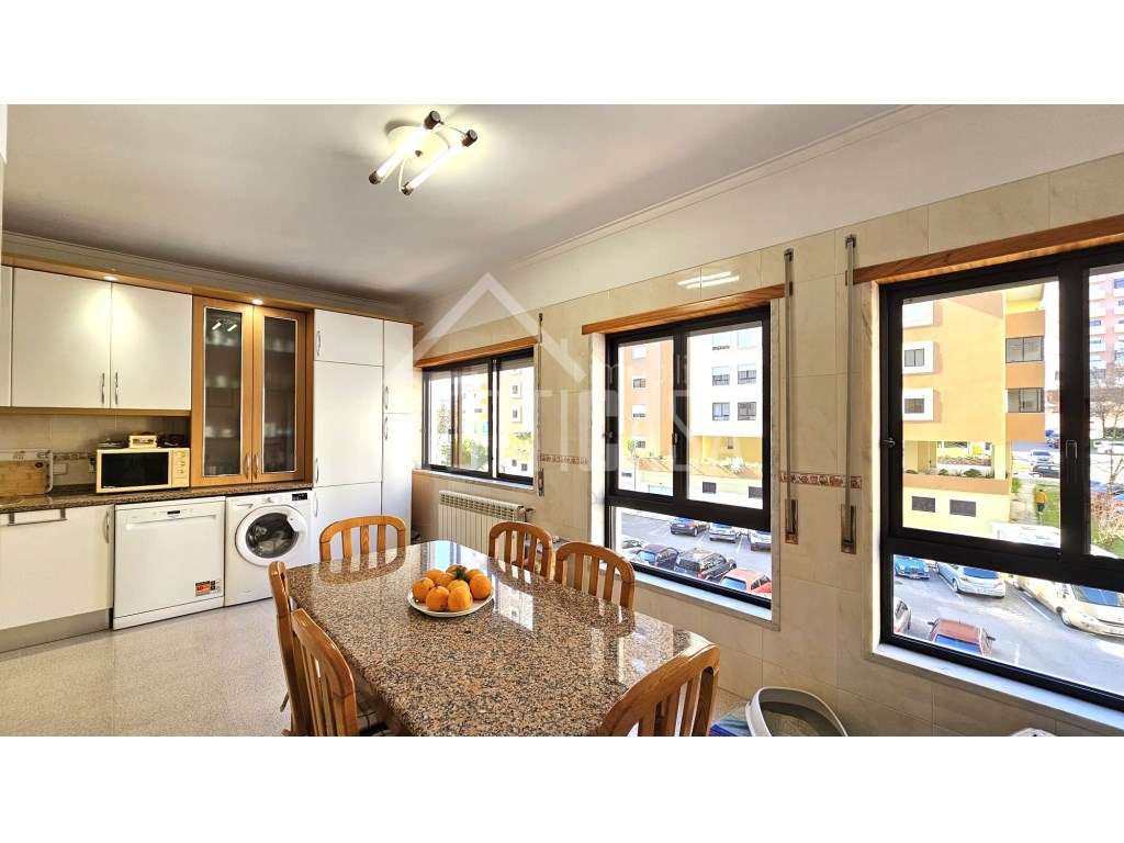 Excelente Apartamento T3 amplo, com varanda e garagem - Grande imagem: 3/34