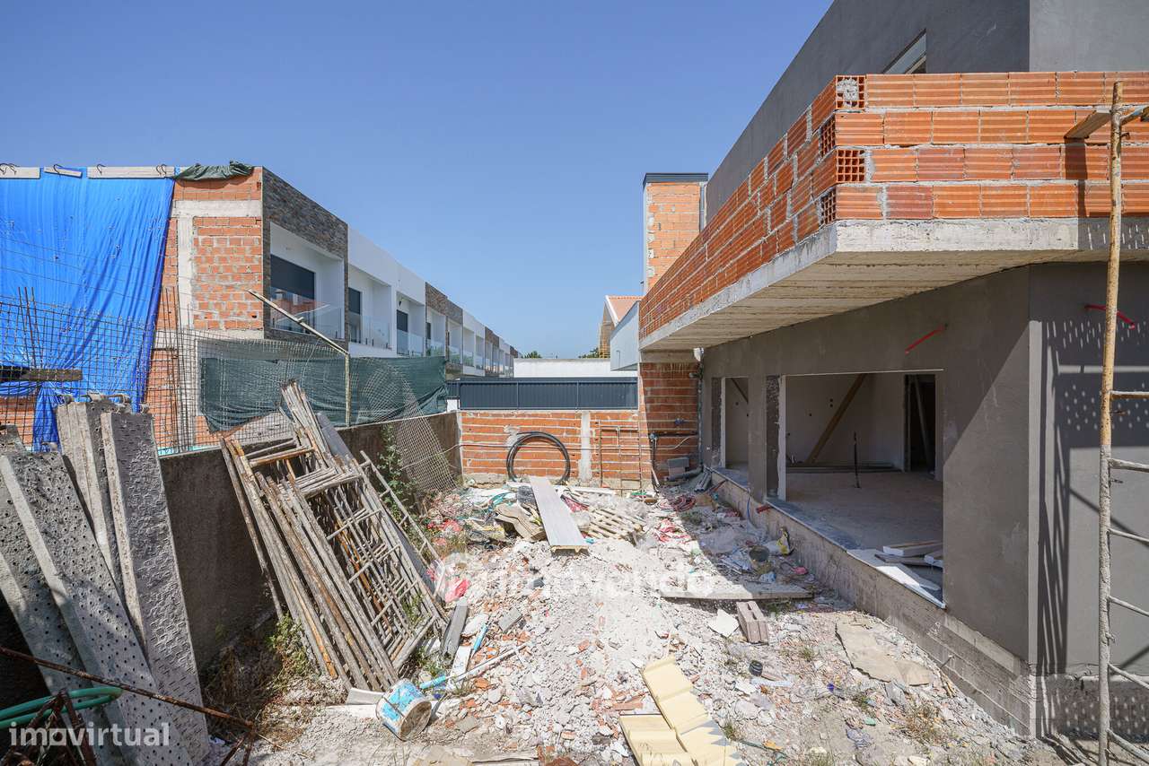 Moradia geminada T3+1 em fase de construção, em Pinhal de Frades-29