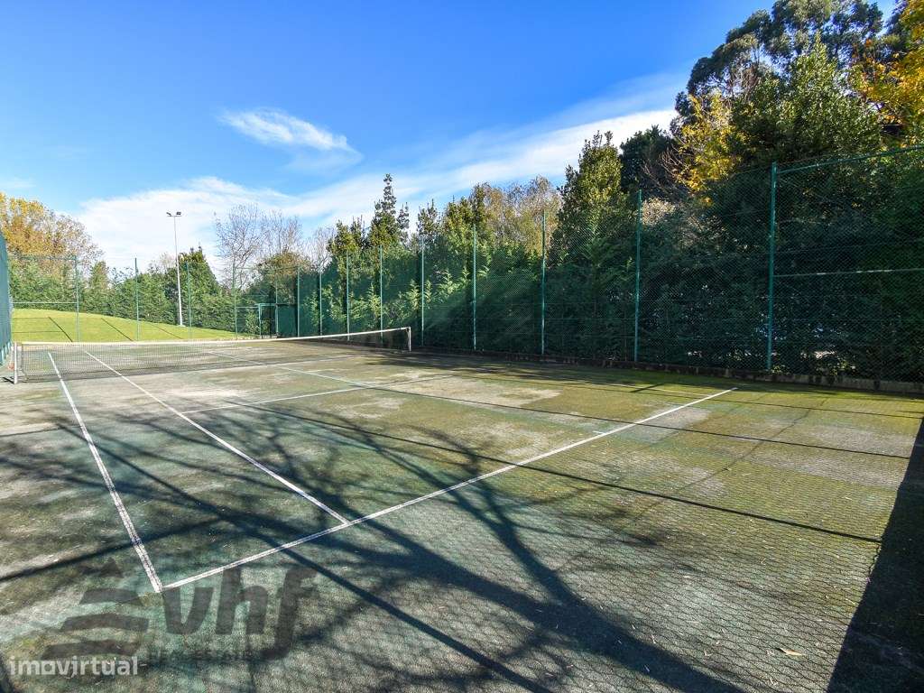 Oportunidade Única: T5 de Excelência no Condomínio Jardim das Camélias-44