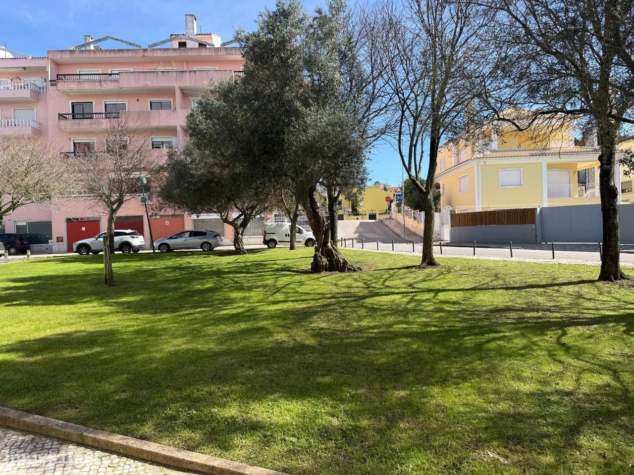 T3 Centro de Queijas, Oeiras. Parqueamento, Arrecadação, Varandas.-26