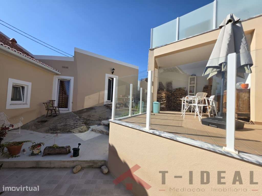 Moradia Renovada com Espaço Exterior-11