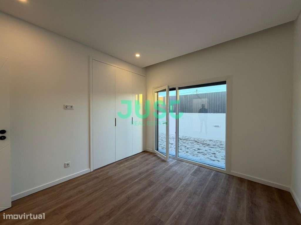 Moradia térrea, T3 + 1 com 2 suítes em Pinhal General - Fernão Ferro.-23