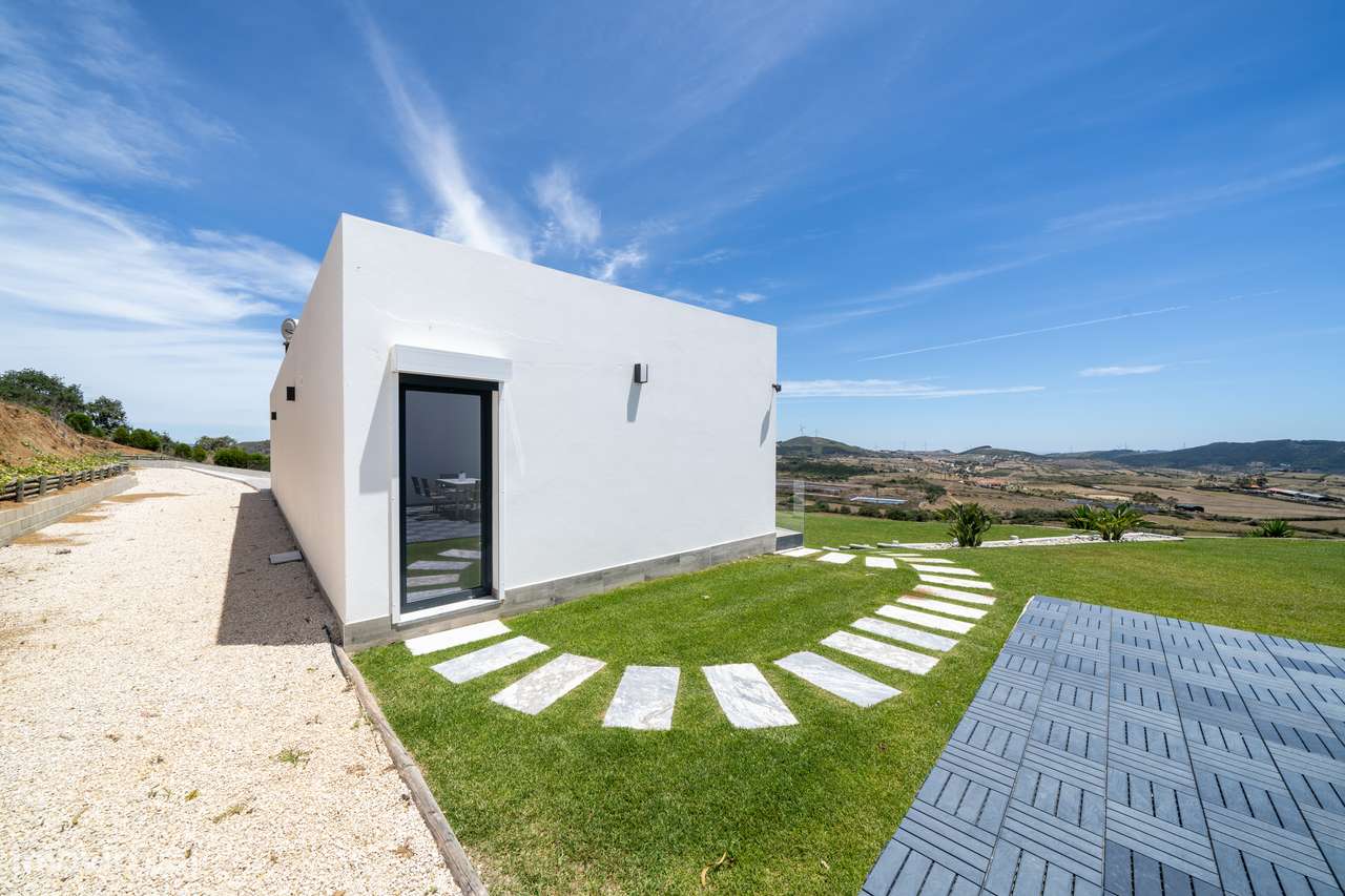 Moradia independente à venda na Estrada Velha da Avessada, 2665-48