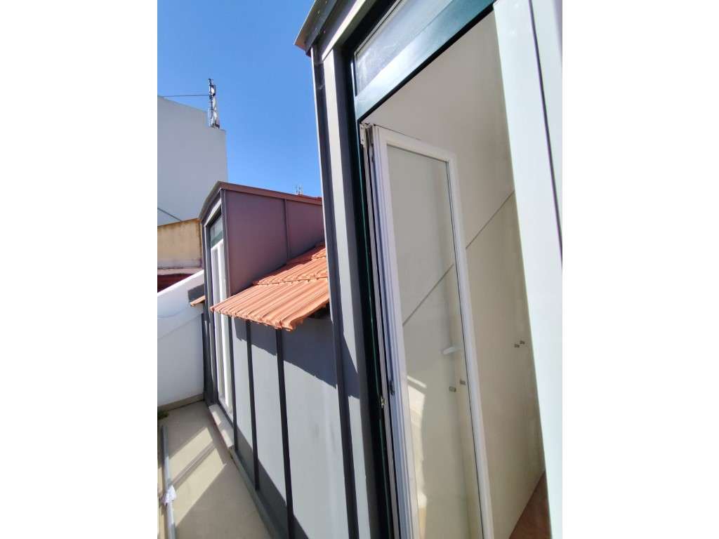 Apartamento T2 Totalmente Remodelado com Vista de Rio em São Vicente-9