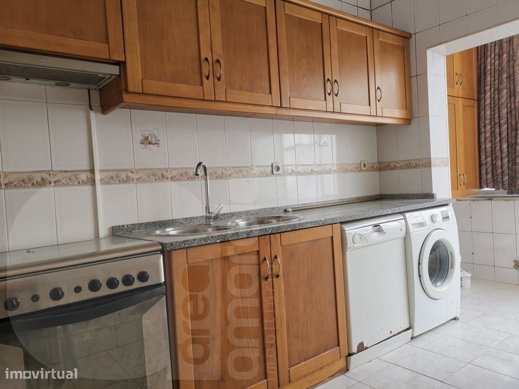 Apartamento T2 na Torre da Marinha, S...