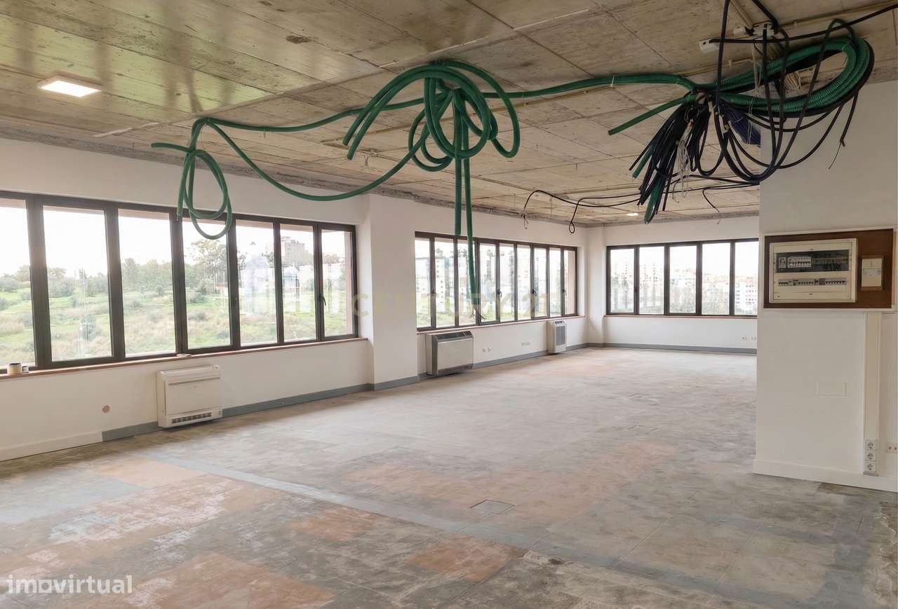 Escritório com Luz, escala e centralidade no 10.º andar de um edifício-10