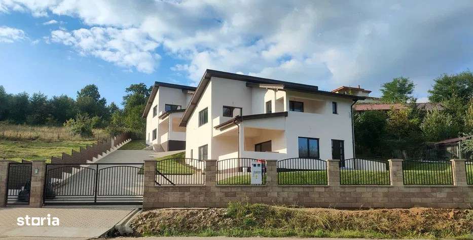 Case individuale , Stolna, in curte privata
