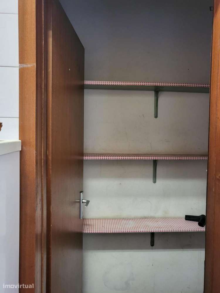 Quarto - localizado em Aveiro - Grande imagem: 5/11