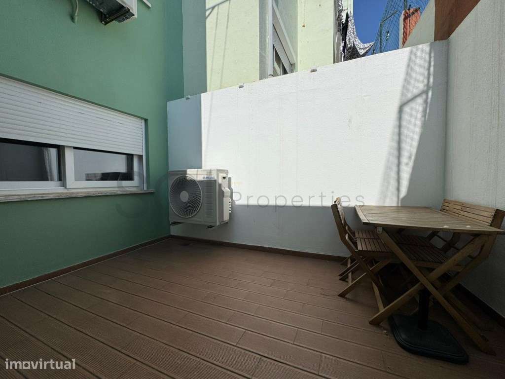 Apartamento T2 Centro de Almada Remodelado com Terraço-16