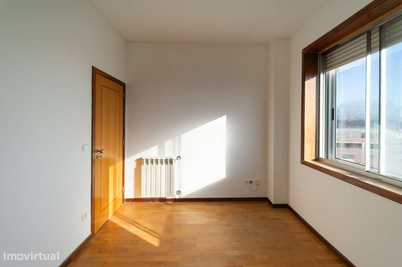 T5 Penthouse na Av Fernão Magalhães - Centro do Porto com Terraço-10