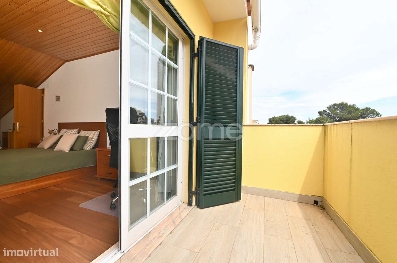 Moradia T3 + 1 remodelada, na Aldeia de Juso (Bairro Chesol)-27