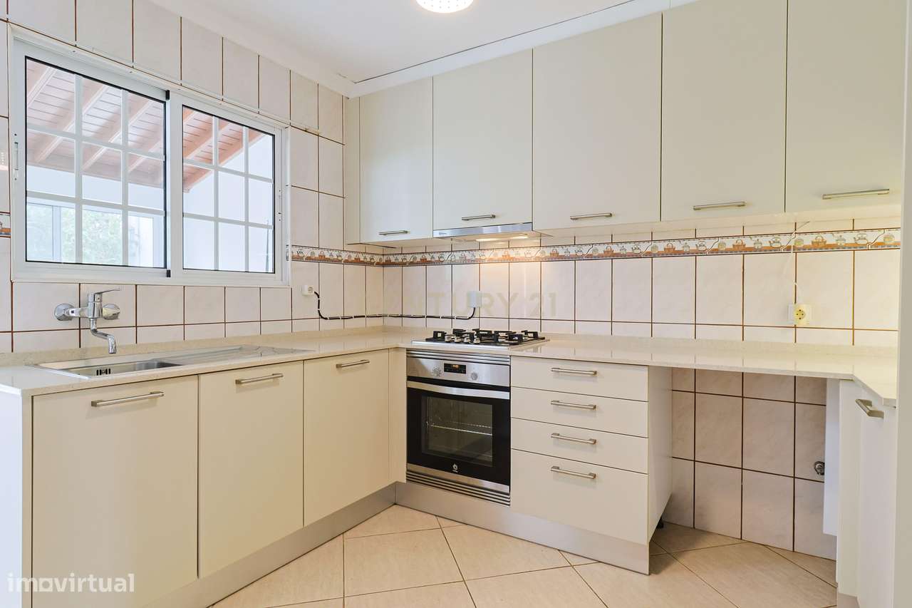 Moradia T2+1 com sótão, garagem, jardim e logradouro – Ponta Delgada-10