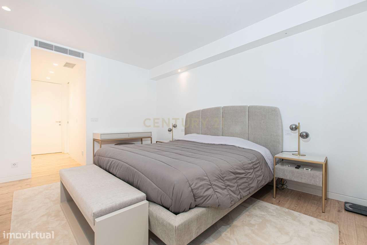 T4 Exclusivo com Terraço e Box para 2 Carros no Jardim da Amoreira-16