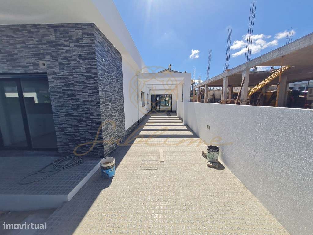 Moradia Térrea com 4 Quartos 'NOVA' - Grande imagem: 2/25