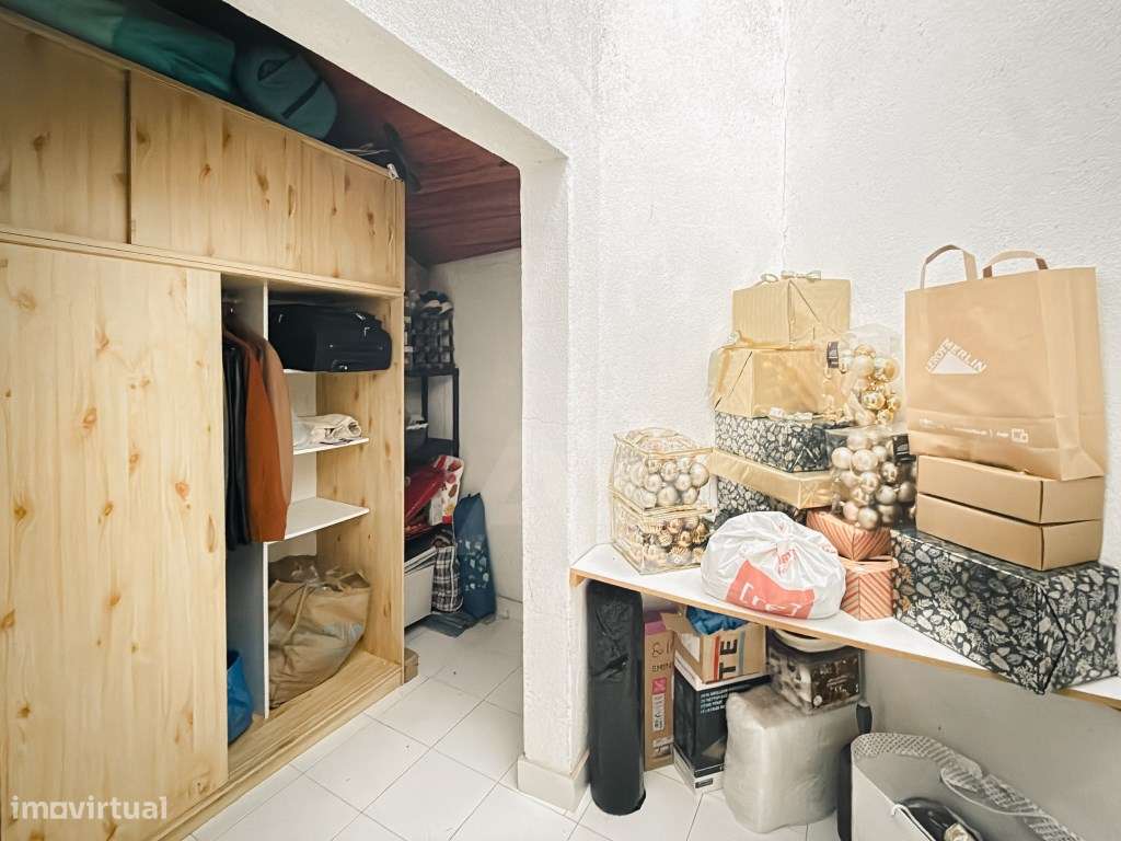 Apartamento T2 renovado e mobilado em Massamá com 107 m² e arrecadação-31