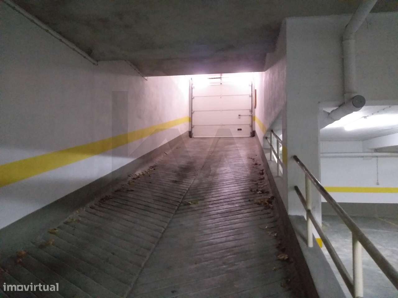 Parqueamento em zona central de Mem Martins - Grande imagem: 2/3