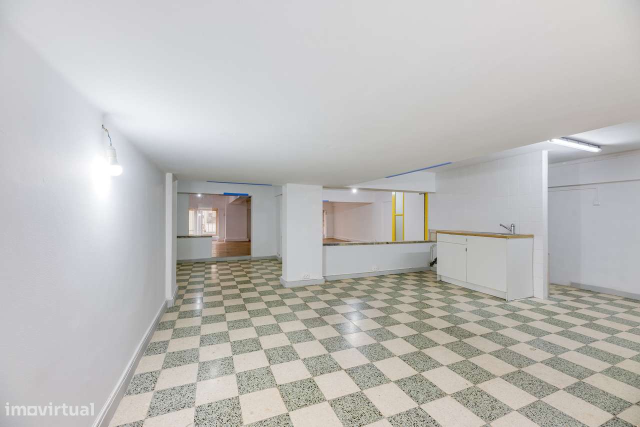 ESPAÇO COMERCIAL REMODELADO | PRONTO A FUNCIONAR | SACAVÉM-12