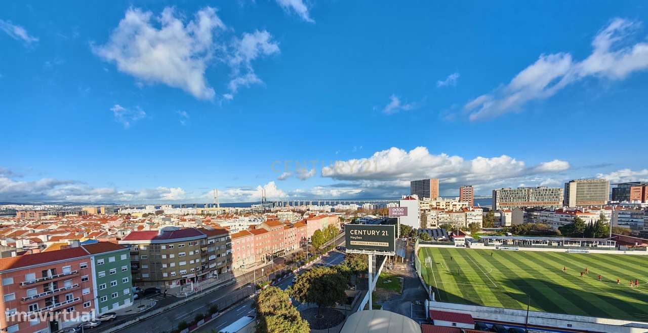 Apartamento T3 renovado recentemente com vista de Rio e Lisboa nos Oli-7