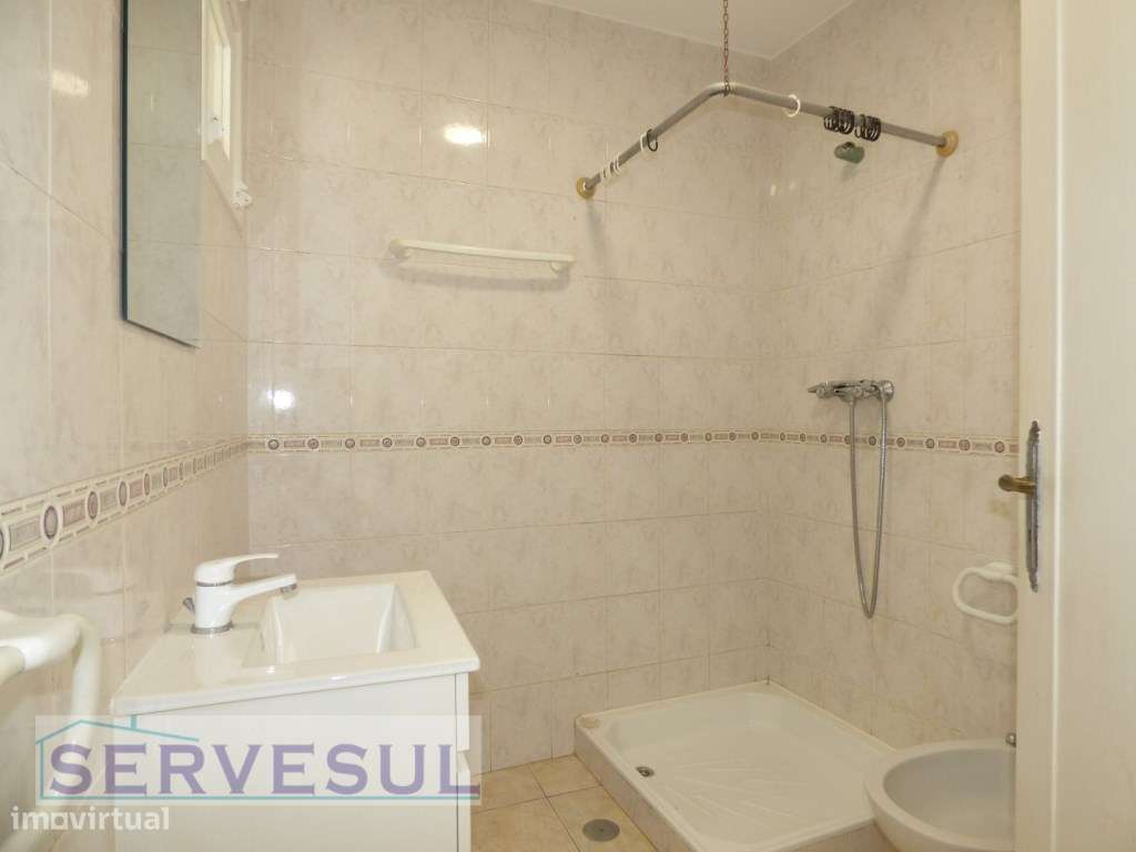 Casa Tradicional, com dois pisos, 4 quartos, dividida em duas habit...-8