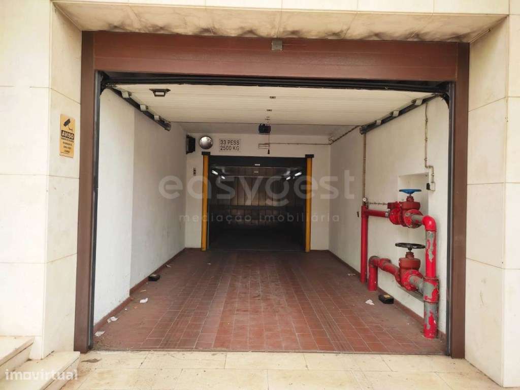 Garagem na estrada da Luz em Lisboa - Grande imagem: 4/20