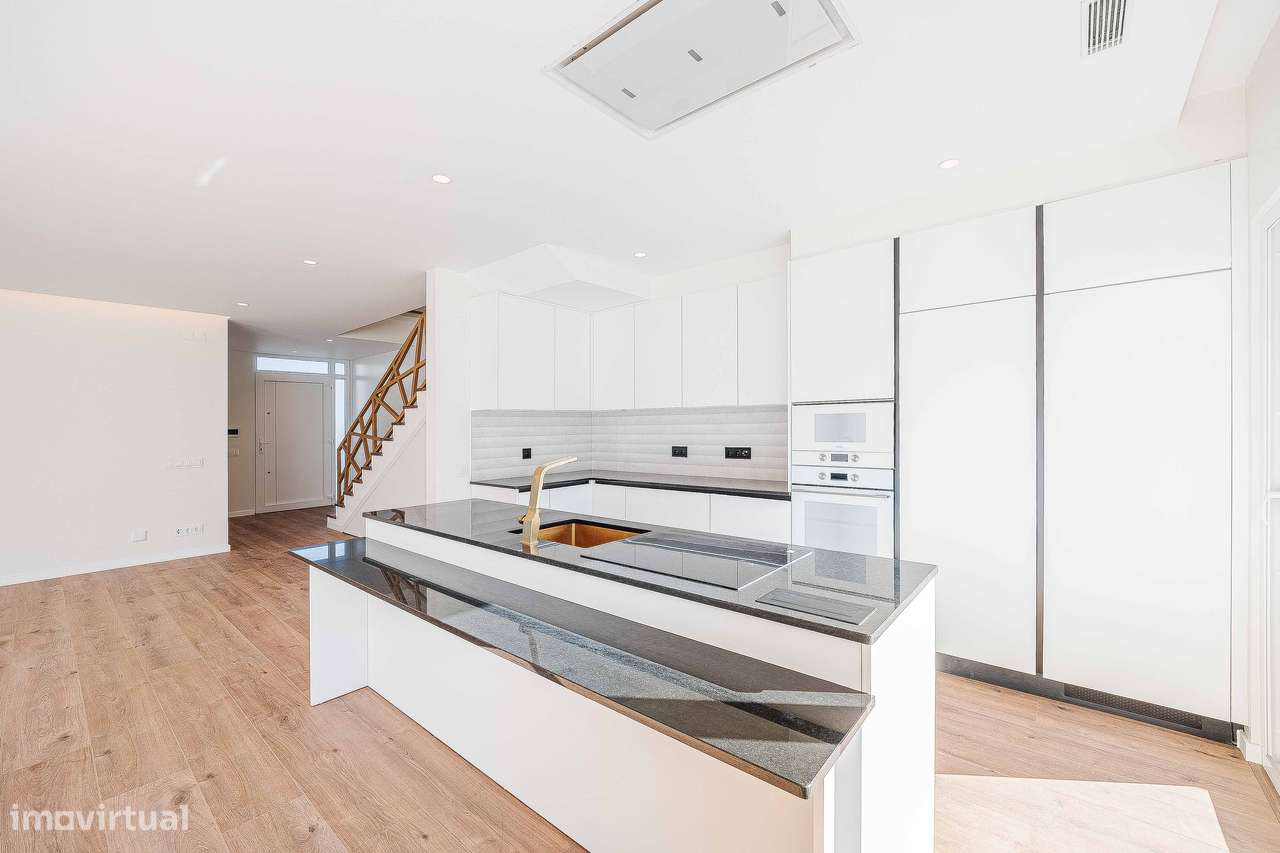 Elegante moradia T4 de arquitetura contemporânea em Albarraque-12