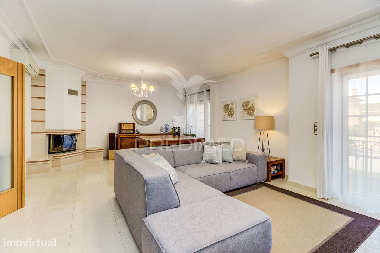 Moradia T5 - Vialonga, garagem p 5 carros, jardim e piscina - Grande imagem: 2/37