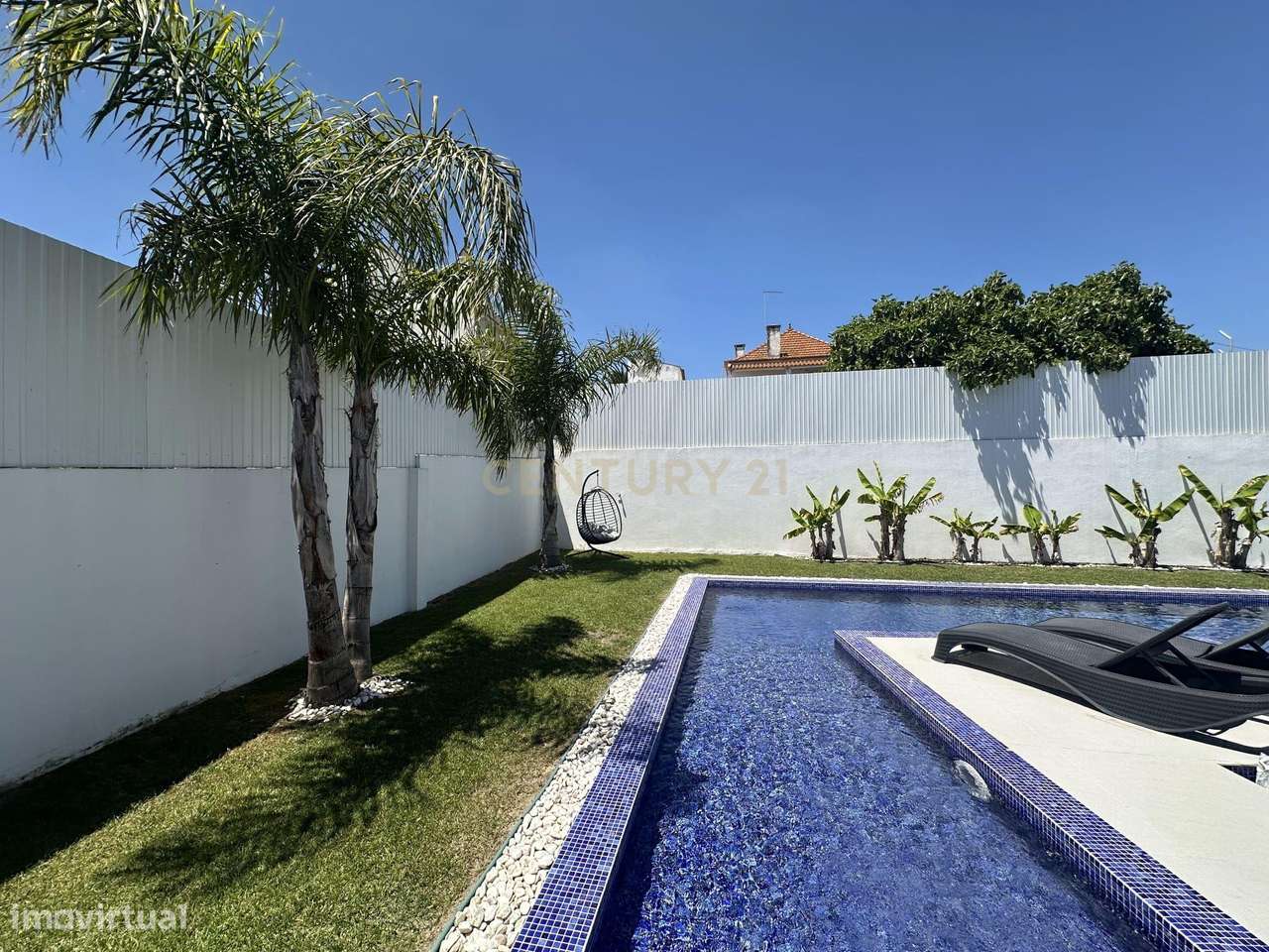 Moradia Térrea com Piscina aquecida e excelente jardim. Localizada em-11