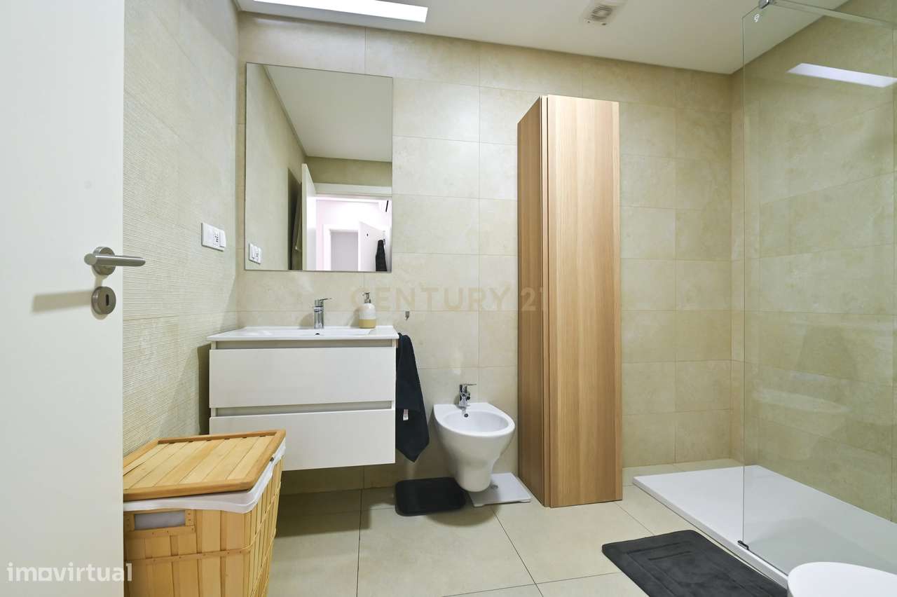 Elegante T2 com 2 Amplos Terraços e parqueamento  para Carro Elétrico-23