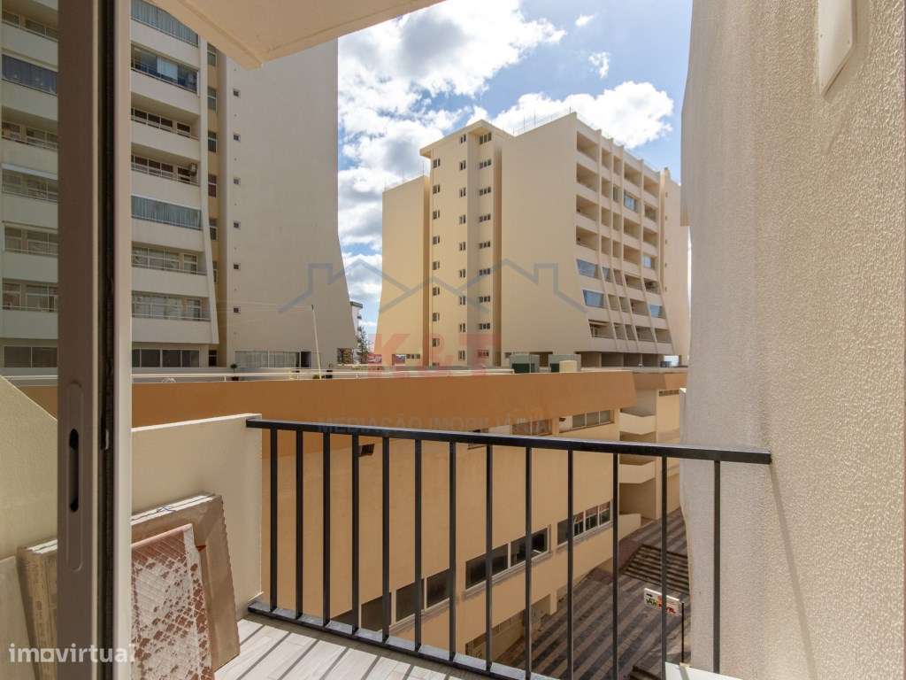 T2 remodelado na 1ª linha da Praia da Rocha-24