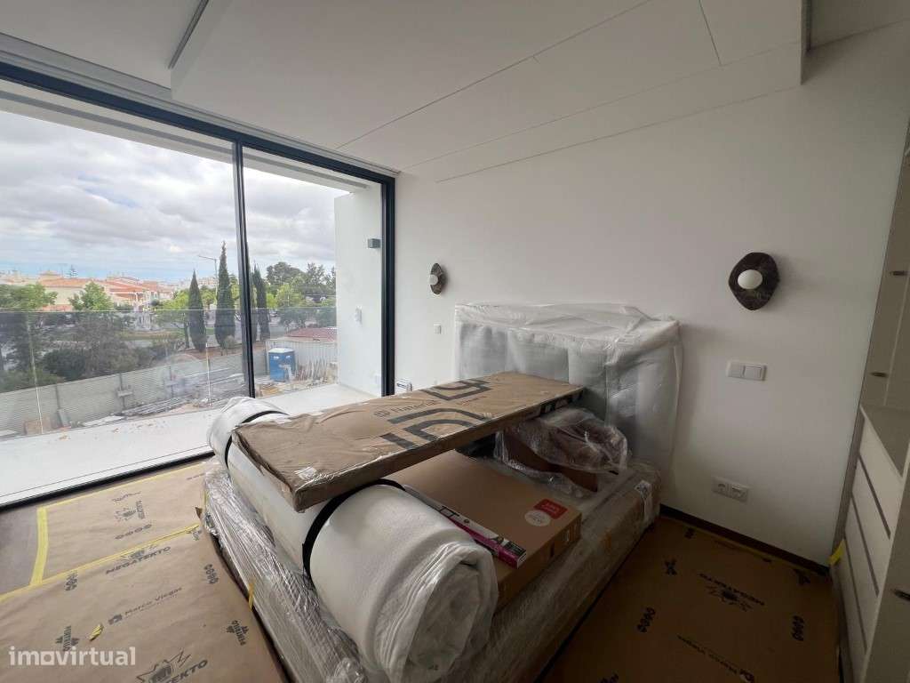 Moradia Nova T3 em Loulé

Descubra esta magnífica moradia T3 de a...-11