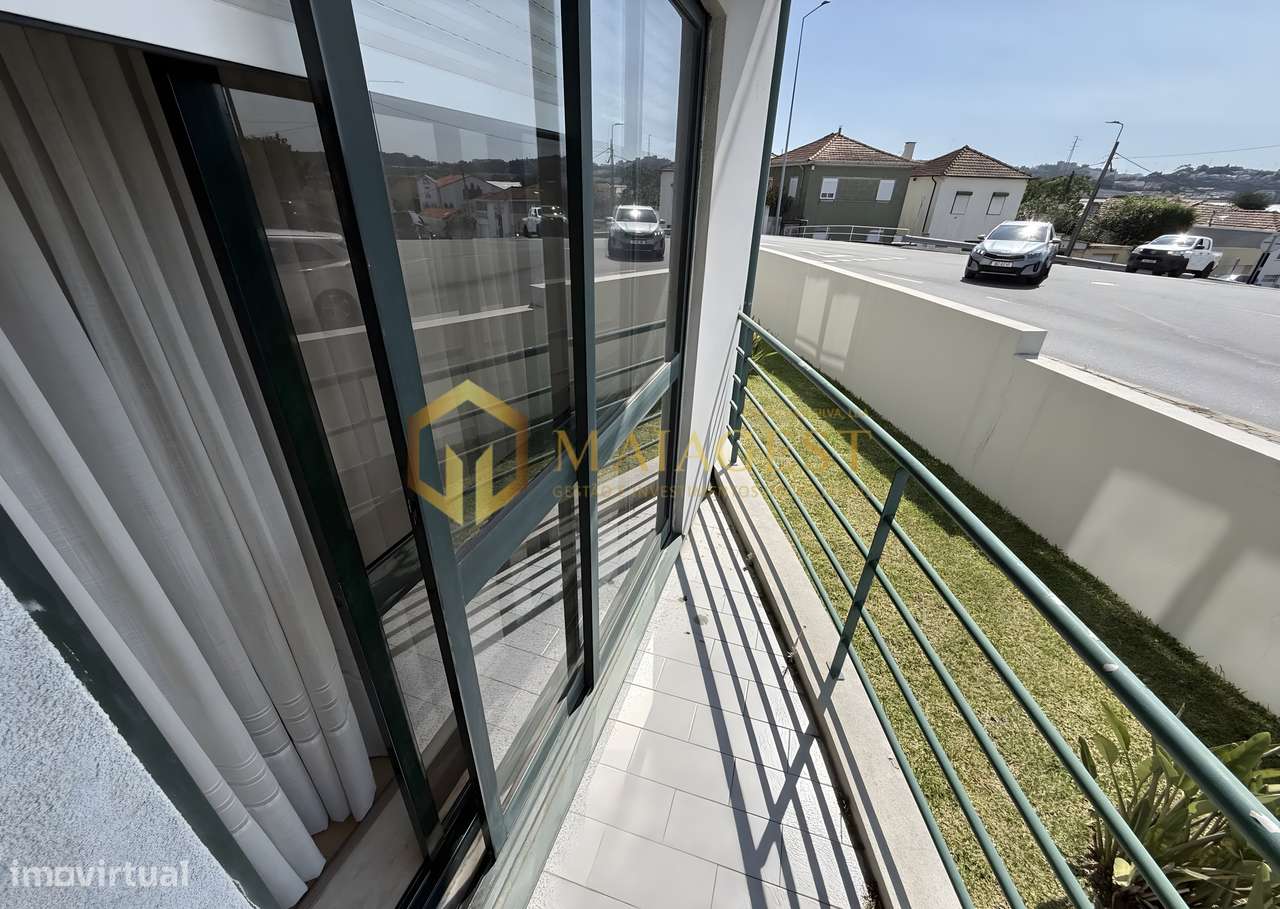 Apartamento T2 Renovado na Madalena com Garagem e Arrumos-34