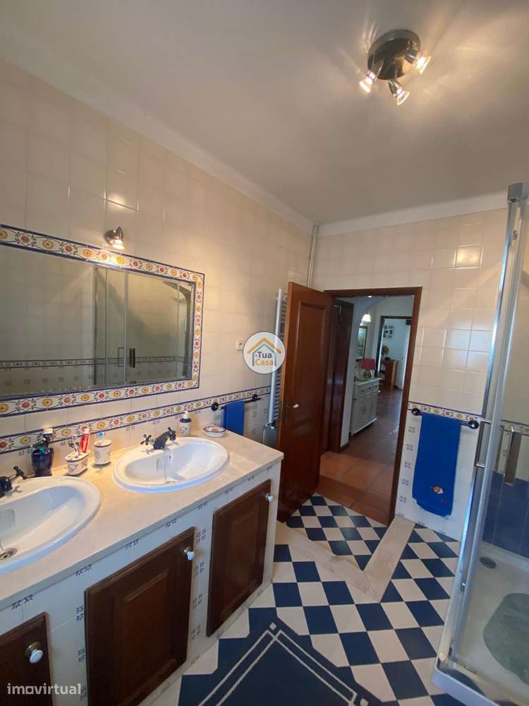 Moradia Geminada  de um dos lados do outro tem entarada e jardim em to-52