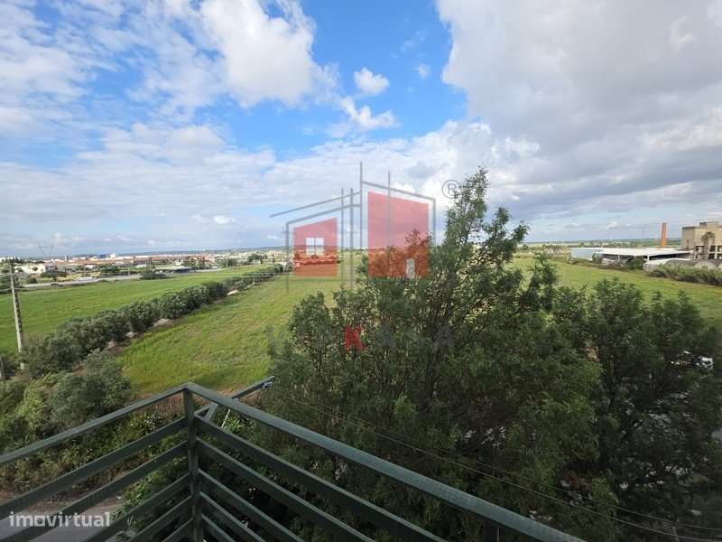 Apartamento T3 em zona sossegada do carregado-9