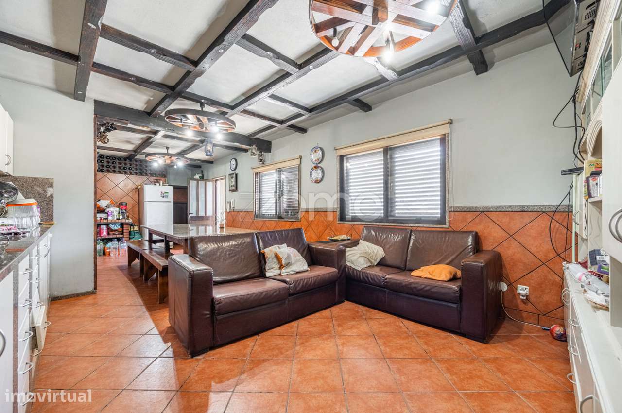 Moradia com 2 Anexos e 2 Terrenos para construção-0