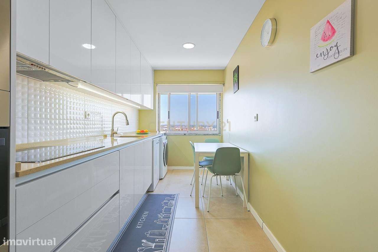 T3 Remodelado com Varanda e Vista para Lisboa – Torre da Marinha, Seix-15