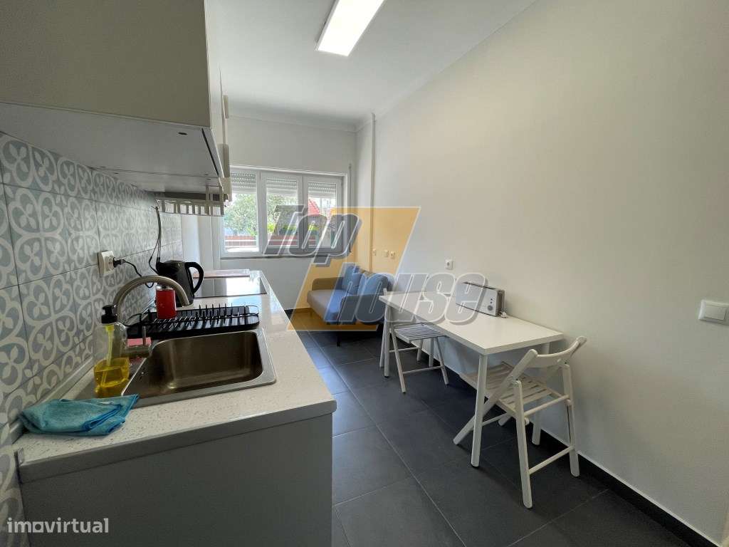 Apartamento T1 Totalmente Reabilitado em Santo António da Caparica-2