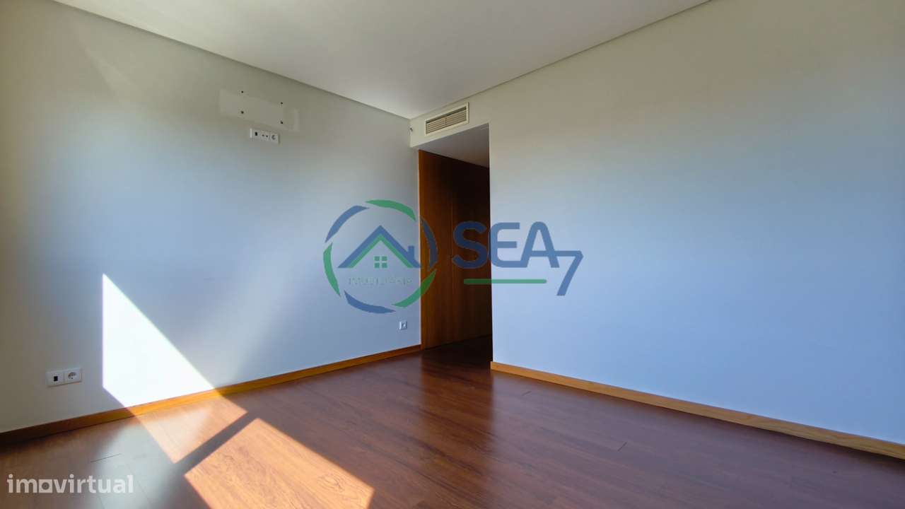 Moradia T6 com grande terreno, Meadela-34