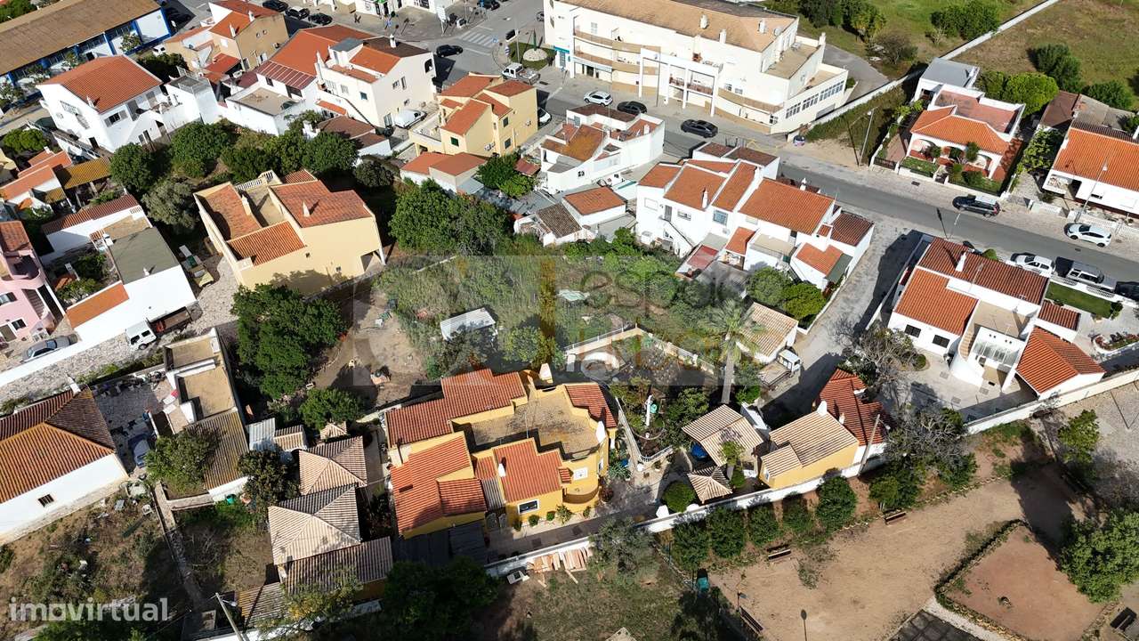 Pêra - Terreno Urbano com 645 m2 - Localização Central-14