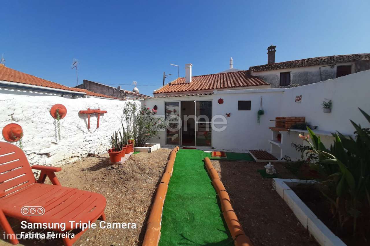 Moradia com pátio e anexos - Grande imagem: 1/15