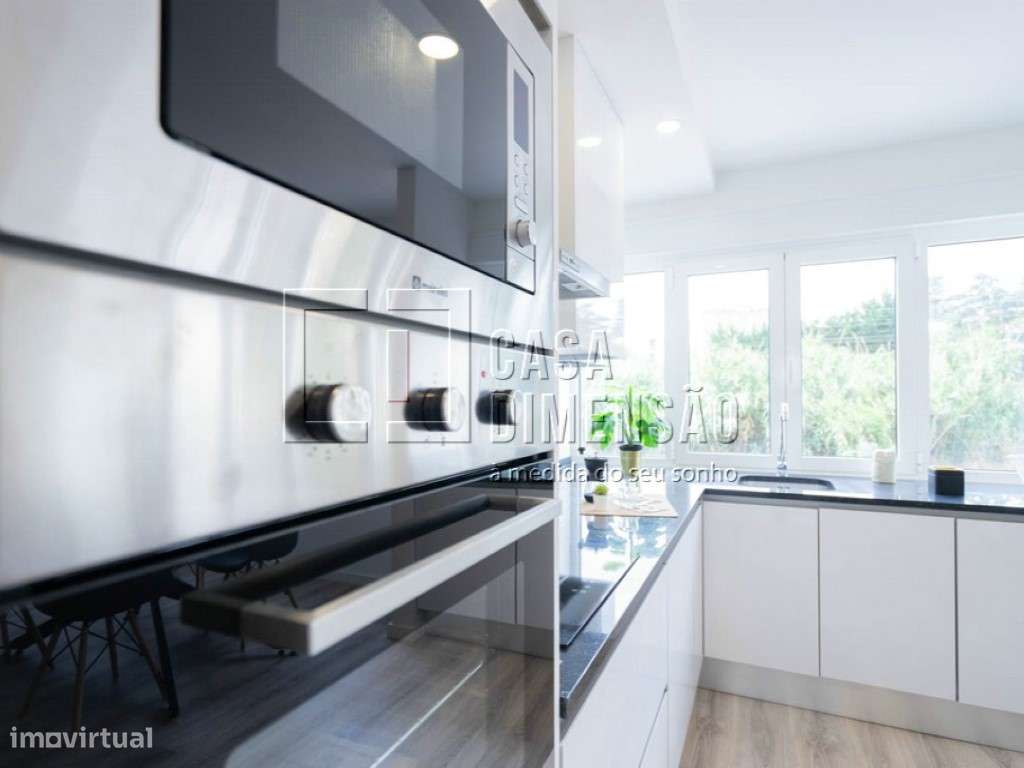 Apartamento de tipologia T3 com varandas em Benfica!!-3