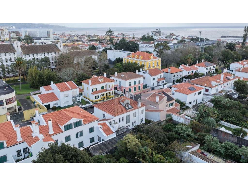 Moradia V6 Isolada no Centro de Ponta Delgada-35