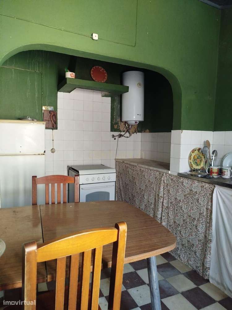 MORADIA POR REMODELAR COM DOIS QUARTOS E QUINTAL DE GRANDES DIMENSÕES - Grande imagem: 4/25